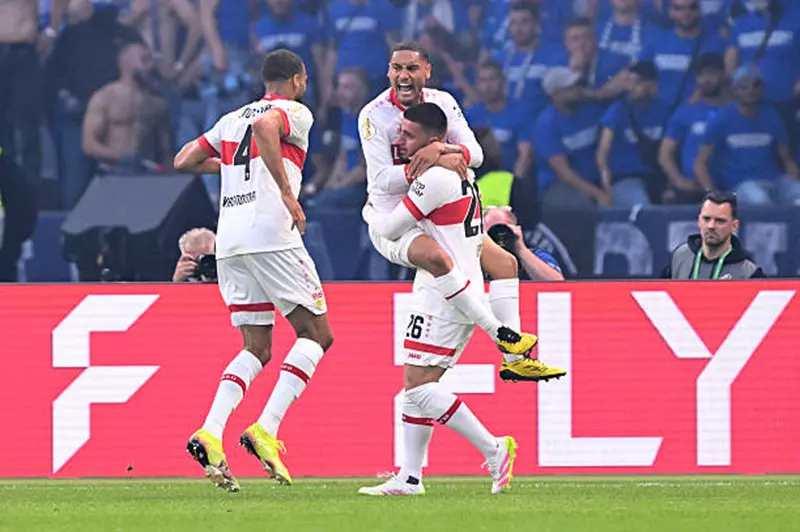 احتفال لاعبو شتوتجارت خلال مواجهة أرمينيا بيليفيلد